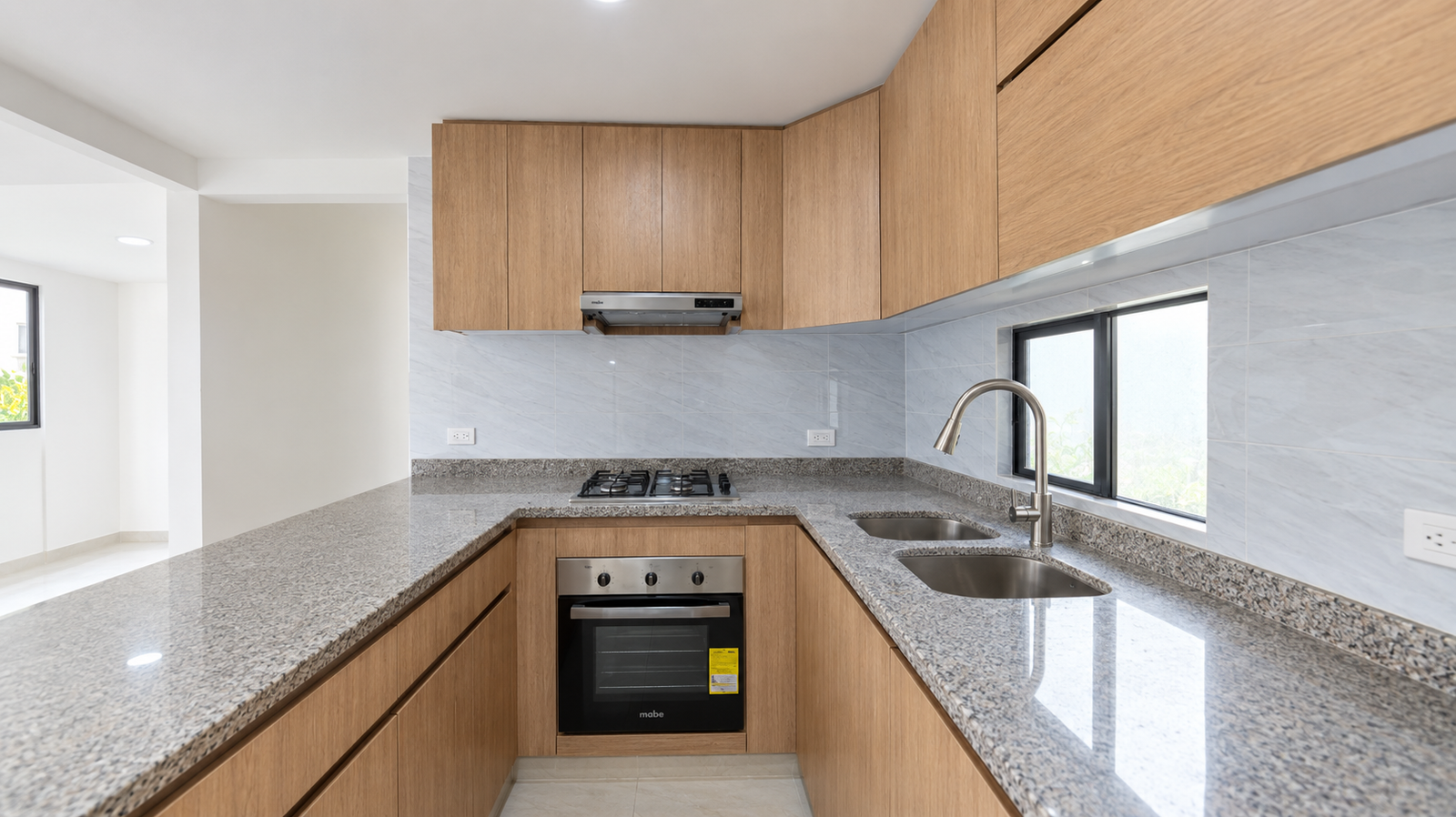 Cocina moderna en madera y granito Venta de apartamento en Avellana, Vivero Parque residencial, Cali